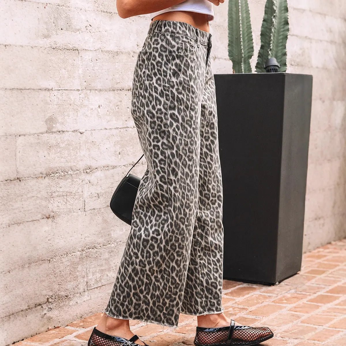 Retro High-Waisted Leopard Print Wide-Leg Jeans with Zip and Rolled Hem Dropshipman